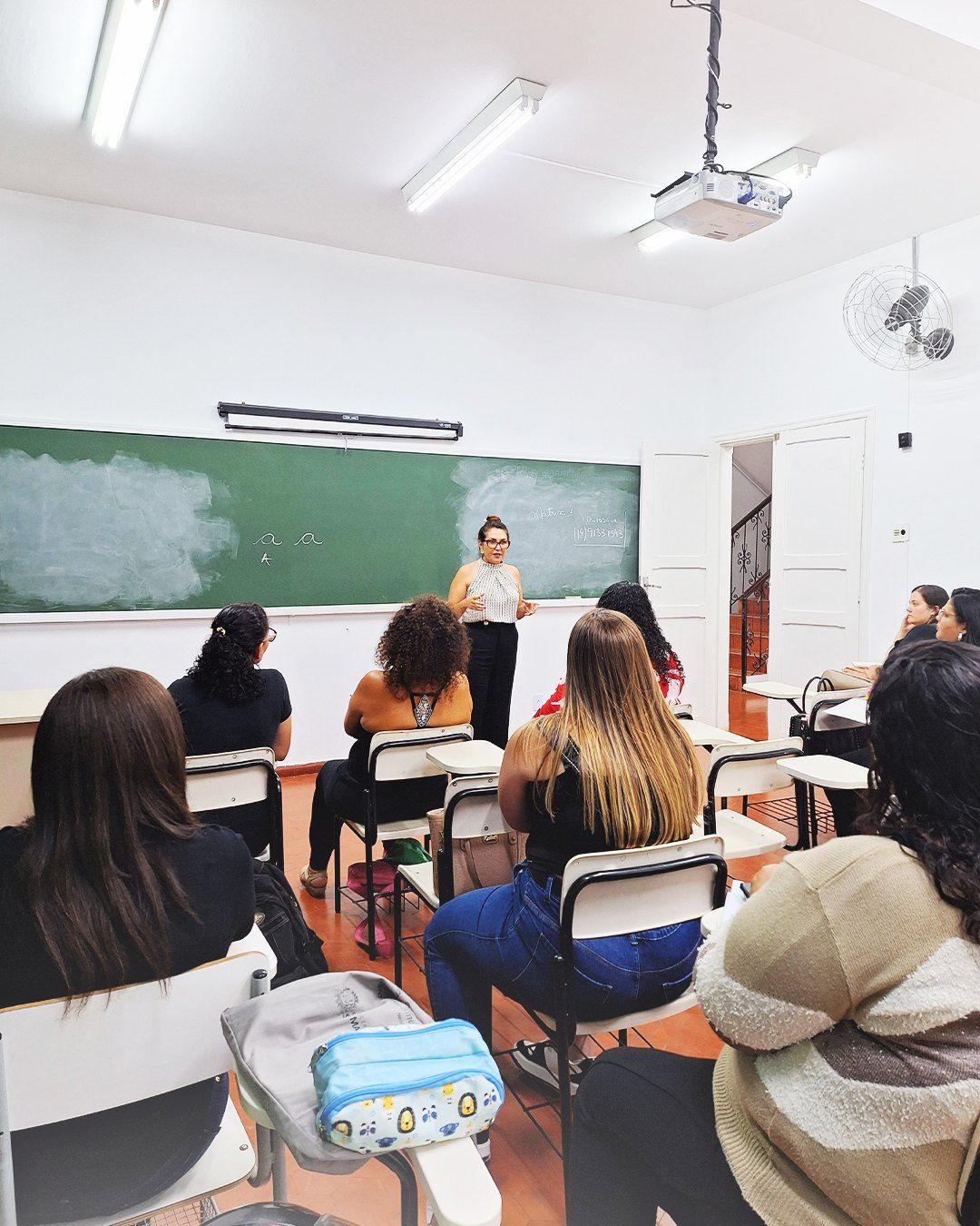 Aula acontecendo em uma das salas do IMES São Manuel